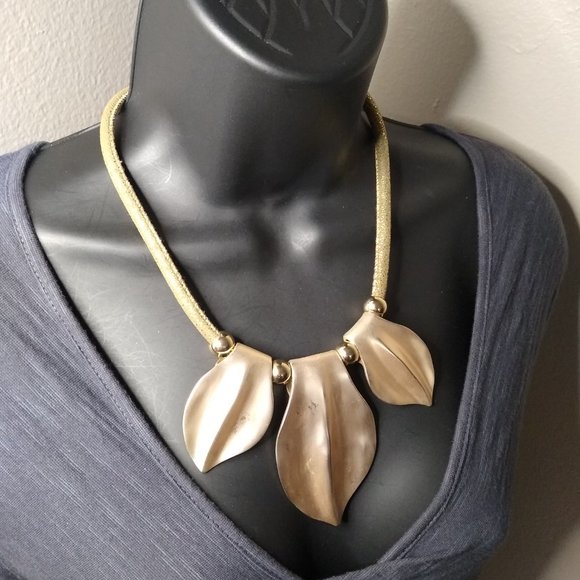 Metal Leaf Pendant Necklace Adjustable 17 To 19.5 Inches - Picture 2 of 12